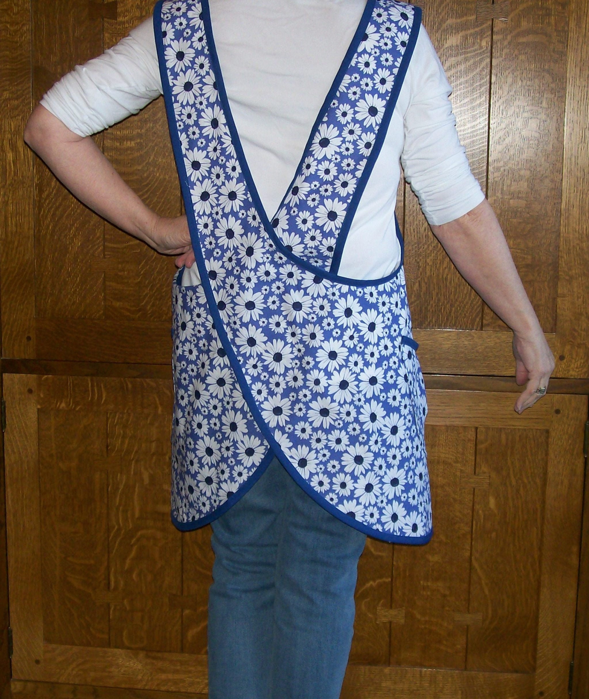 HANDMADE CRISS CROSS APRON SIZE LARGE BUMBBLE BEE AND DAISIES