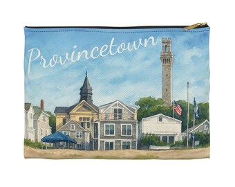 Puede incluir: Una bolsa rectangular con cremallera con una pintura de acuarela de Provincetown, Massachusetts. La imagen incluye edificios, una torre alta y el texto "Provincetown" en una fuente de escritura sobre un cielo azul.