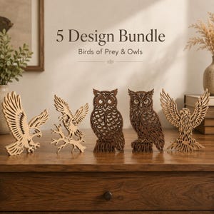 Puede incluir: Un conjunto de cinco figuras de aves de madera cortadas con láser que representan águilas y búhos. El texto 5 Design Bundle Birds of Prey & Owls aparece sobre las figuras. La colección incluye dos águilas con alas extendidas, un águila en una rama y dos búhos.