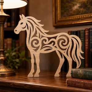 Puede incluir: Una figura de madera de color claro con forma de caballo que presenta intrincados patrones de volutas fluidas en todo el cuerpo, la crin y la cola. La silueta está definida por recortes calados que crean una representación decorativa.
