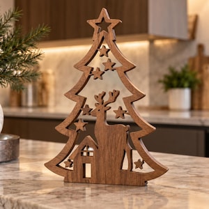 Peut inclure: Une découpe en bois marron en forme de sapin de Noël représentant un cerf, une petite maison et plusieurs étoiles découpées. Le design est plat et symétrique, mettant en valeur une texture de grain de bois naturel sur toute la structure.
