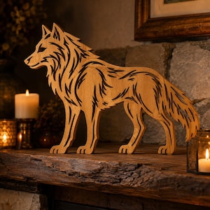 Könnte beinhalten: Ein hellbrauner Holzausschnitt eines Wolfes im Profil. Die Figur weist komplizierte, dunkel gebeizte Ausschnittdetails auf, die die Fellstruktur, die Ohren und die Gesichtszüge definieren und ein geschichtetes Erscheinungsbild im Holz erzeugen.