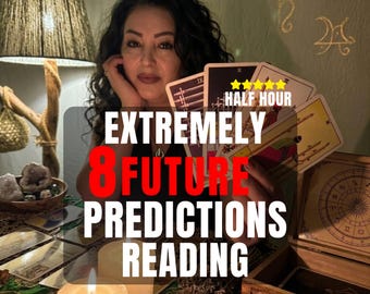 Pode incluir: Um serviço de leitura de cartas de tarot com uma pessoa segurando um leque de cartas. O texto sobreposto diz: HALF HOUR, EXTREMELY 8 FUTURE PREDICTIONS READING. A cena inclui velas acesas, uma caixa de madeira com design do zodíaco e uma lâmpada.