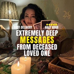 Può includere: Un set di carte dei tarocchi tenute in mano, con illustrazioni di spade e figure. Il testo recita: FAST DELIVERY, HALF HOUR, EXTREMELY DEEP MESSAGES FROM DECEASED LOVED ONE. Due candele bianche a colonna e una scatola di legno sul tavolo.