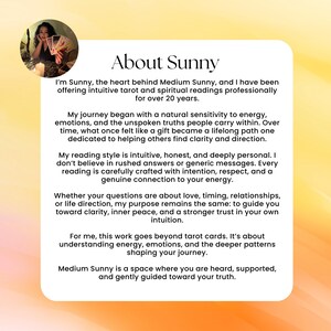 Pode incluir: Um cart&atilde;o informativo retangular branco com cantos arredondados apresentando o t&iacute;tulo About Sunny em texto preto. O corpo do texto descreve os servi&ccedil;os profissionais de tarot e leitura espiritual de Sunny, incluindo uma foto circular.
