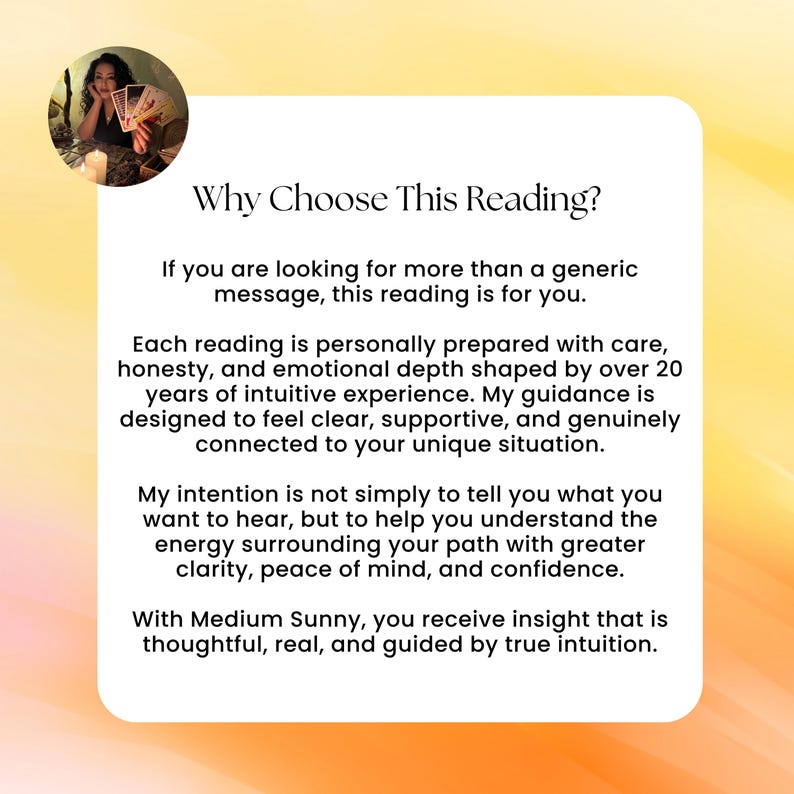 Pode incluir: Um cart&atilde;o informativo branco com texto preto intitulado Why Choose This Reading? O texto descreve um servi&ccedil;o de leitura personalizado com mais de 20 anos de experi&ecirc;ncia. Um pequeno c&iacute;rculo mostra uma pessoa segurando cartas de tar&ocirc;.