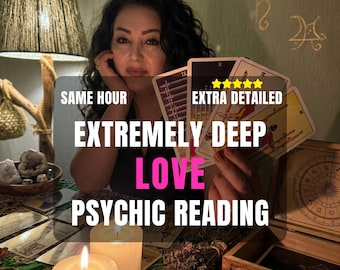 Pode incluir: Uma pessoa segura quatro cartas de tarot em leque. O texto sobreposto diz: SAME HOUR, EXTRA DETAILED, EXTREMELY DEEP LOVE PSYCHIC READING. Duas velas brancas acesas, uma caixa de madeira e cartas de tarot espalhadas estão sobre um pano verde.