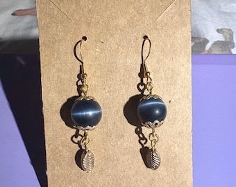 Brincos pendentes em azul meia-noite e folha dourada