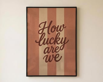 "Hoe gelukkig zijn we?" - Tekstposter, sentimentele muurdecoratie voor thuis, poster met sierlijke typografie, decoratie voor een housewarmingcadeau, kunstprint