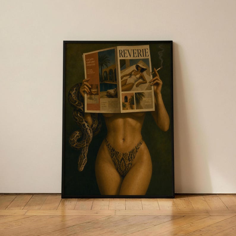 Op de afbeelding: Een ingelijste kunstdruk met een figuur die een tijdschrift genaamd REVERIE voor het gezicht houdt. Het figuur draagt een bikinibroekje met slangenprint en een grote slang is om de arm gewikkeld tegen een donkergroene achtergrond.