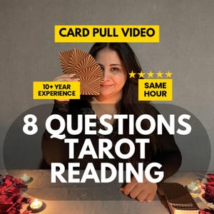 以下が含まれることがあります： 8つの質問に対するタロット占いサービスとカード引き動画。画像には「10+ YEAR EXPERIENCE」と「SAME HOUR」のテキスト、5つの黄色い星が表示されています。人物が茶色のサンバースト模様のタロットカードを扇状に持っています。