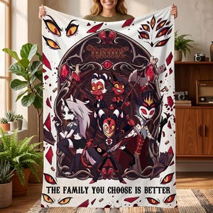 Può includere: Una coperta in pile bianca con una cornice centrale in stile gotico contenente cinque personaggi animati. Il testo "name" appare in alto e "THE FAMILY YOU CHOOSE IS BETTER" è stampato in basso. Frammenti rossi e occhi gialli circondano la cornice.