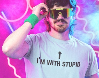 I'm with Stupid T-Shirt | Lustiges Selbst entpricating Tee | Sarkastisches Shirt | Gag Geschenk | Weißer Elefant Geschenk