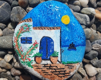 Piedras pintadas a mano junto al mar. Diversos temas.
