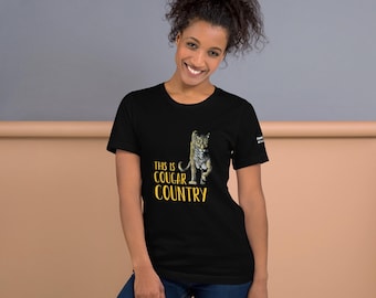 Svart t-shirt med puma och djurmotiv, skjorta med grafisk design och mönster från Cougar Country, bekväm och lätt sommart-shirt med djurmotiv