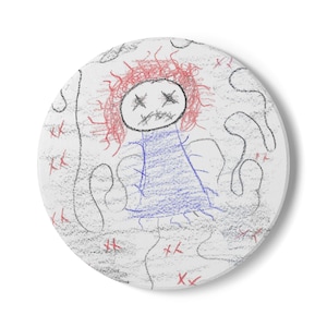 Könnte beinhalten: Ein runder, weißer Untersetzer mit einer kindlichen Wachsmalstiftzeichnung einer Figur mit roten Haaren, einem blauen Kleid und X-förmigen Augen. Der Hintergrund ist mit schwarzen, krakeligen Linien und verstreuten roten X-Markierungen versehen.