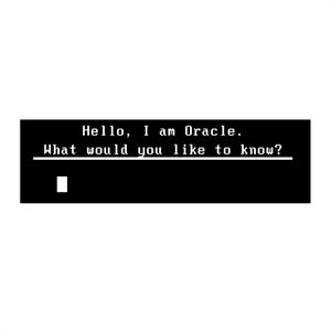 Può includere: Una grafica rettangolare nera con testo pixelato bianco che recita: Hello, I am Oracle. What would you like to know? Una linea orizzontale bianca separa il testo da un piccolo quadrato bianco che funge da cursore in basso a sinistra.