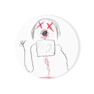 Op de afbeelding: Een ronde sticker met een handgetekende illustratie in zwart en rood kleurpotlood. De tekening toont een figuur met een rond hoofd, twee rode X-tekens als ogen, een zwarte open mond en een rechthoekige romp met een rode lijn naar beneden.
