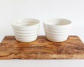 Regalo de cerámica cuencos de aperitivos y servir juego de tablero, cuencos de cerámica y tablero de madera de oliva azafata regalo