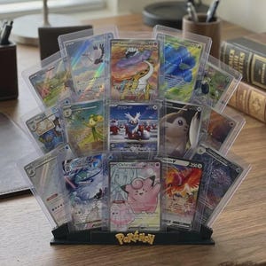 15枚収納可能なトップローダーディスプレイスタンド｜トレーディングカードディスプレイホルダー｜ポケモンカードディスプレイ｜スポーツカードオーガナイザー｜デスク＆棚ディスプレイ