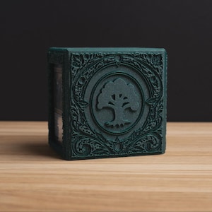 エンボス加工のMTGフォレストブラックマナデッキボックス | 3Dプリント製マジック：ザ・ギャザリングデッキケース