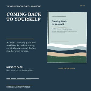 Può includere: Una guida e un quaderno di esercizi intitolato Coming Back to Yourself: A CPTSD Recovery Guide & Workbook. La copertina presenta uno sfondo azzurro con bande orizzontali ondulate in bianco, blu, blu scuro, beige e verde scuro. 80 pagine.