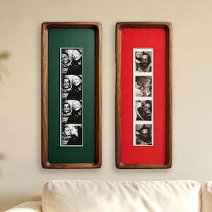 Puede incluir: Dos marcos rectangulares de madera con esquinas redondeadas, cada uno con una tira vertical de cuatro fotos en blanco y negro. El marco izquierdo tiene un paspartú verde oscuro, mientras que el derecho tiene un paspartú rojo brillante.