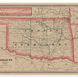 Może przedstawiać: Zabytkowa mapa Terytorium Indian, przedstawiająca szczegółowo region, granice hrabstw i nazwy miejscowości. Mapa ma beżowe tło z czerwonymi i zielonymi obramowaniami i tekstem, w tym "Indian Ty."