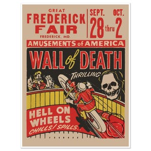 Può includere: Poster vintage che pubblicizza uno spettacolo di acrobazie in moto "Wall of Death" alla Grande Fiera di Frederick, dal 28 settembre al 2 ottobre. Il poster presenta un'illustrazione in bianco e nero di un motociclista che esegue uno stunt all'interno di una pista di legno, con un teschio e ossa incrociate sullo sfondo. Il testo "Hell on Wheels" è scritto in lettere rosse sotto l'illustrazione.