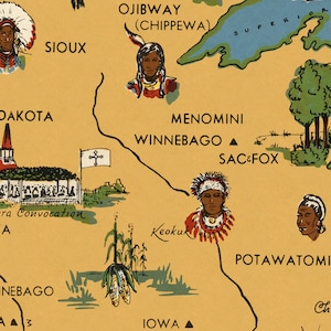 Puede incluir: Un mapa vintage de tribus nativas americanas en los Estados Unidos, que muestra las ubicaciones de las tribus Ojibway, Sioux, Dakota, Menomini, Winnebago, Sac & Fox, Potawatomi e Iowa. El mapa est&aacute; ilustrado con dibujos de personas nativas americanas con vestimenta tradicional.