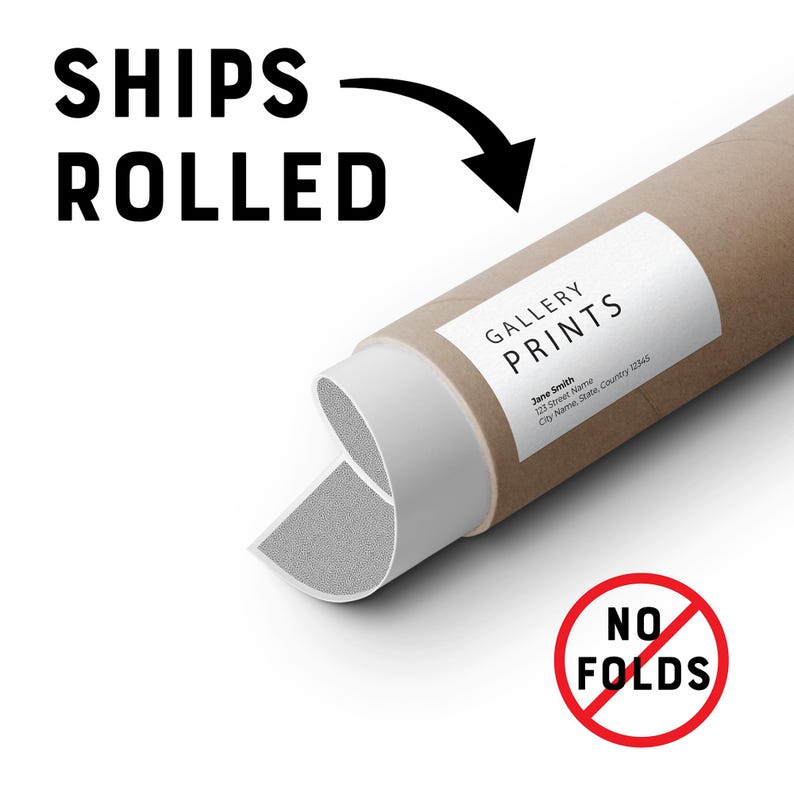 Puede incluir: Una impresi&oacute;n enrollada en un tubo de cart&oacute;n marr&oacute;n con una etiqueta blanca que dice "GALLERY PRINTS". El texto en el tubo dice "SHIPS ROLLED" y "NO FOLDS". El tubo est&aacute; parcialmente desenrollado, revelando una impresi&oacute;n gris.