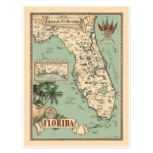 Pu&ograve; includere: Una mappa illustrata della Florida in stile vintage con una massa terrestre verde chiaro, bordi beige e testo rosso. La mappa include disegni dettagliati di palme, vita marina, una rosa dei venti e il sigillo dello stato, il tutto in una cornice decorativa.