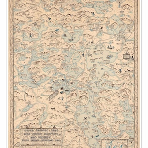 Puede incluir: Mapa antiguo del lago Upper Saranac y sus alrededores, con el campamento de Use Creek, en las montañas Adirondack. El mapa de 1949 está en tonos marrones, azules y beige, con ilustraciones y texto detallados, y una escala de 1 pulgada equivale a 1 milla.