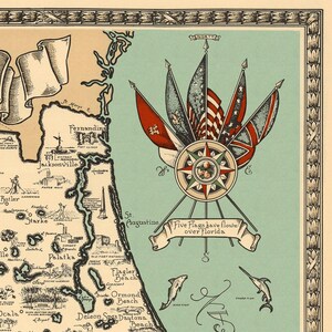Pu&ograve; includere: Una mappa in stile vintage della Florida con una rosa dei venti, cinque bandiere storiche e il testo Five Flags have flown over Florida. La mappa include illustrazioni di un pesce re e di un pesce spada, con etichette di citt&agrave; costiere.