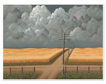 Può includere: Un dipinto paesaggistico che raffigura un incrocio di strade sterrate che taglia campi di grano dorati sotto un cielo drammatico e pesante, pieno di grandi nuvole grigie e bianche. Una fila di pali di legno segue la strada.