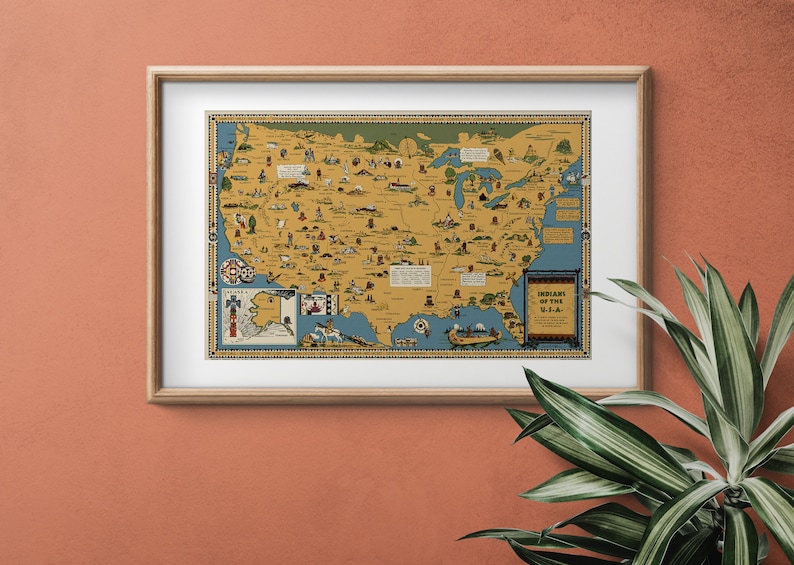Puede incluir: Un mapa vintage de los Estados Unidos que representa las ubicaciones de diferentes tribus nativas americanas. El mapa est&aacute; enmarcado y tiene un fondo azul con un contorno amarillo del pa&iacute;s. El t&iacute;tulo "Indians of the U.S.A." est&aacute; en la esquina inferior derecha.