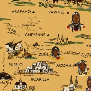 Puede incluir: Un mapa vintage del suroeste de Estados Unidos, con ilustraciones de tribus nativas americanas, incluyendo los Arapaho, Pawnee, Cheyenne, Zuni, Pueblo, Jicarilla, Acoma y Kiowa. El mapa tambi&eacute;n incluye los nombres de ciudades y pueblos, como Denver, Taos y Santa Fe.