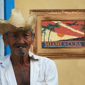 Póster de viaje de Miami a Cuba vía Pan Am Airlines / Impresión artística vintage de Pan American Airways del Caribe, decoración de pared retro con palmeras y atardecer