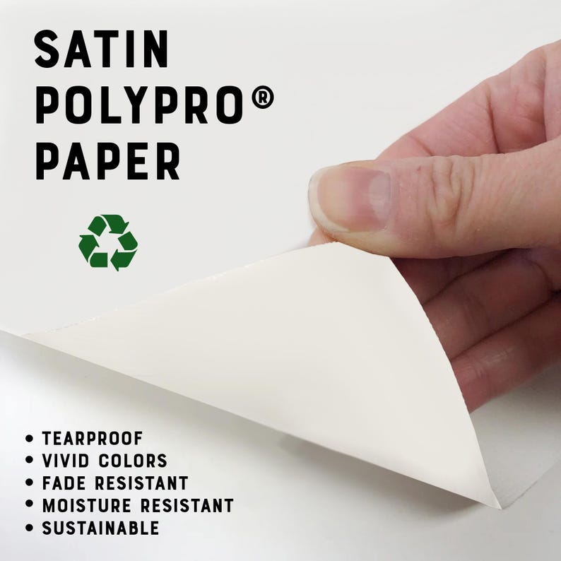 Puede incluir: Papel Satin Polypro con un s&iacute;mbolo de reciclaje verde. El papel se levanta para revelar sus caracter&iacute;sticas: resistente al desgarro, colores vivos, resistente a la decoloraci&oacute;n, resistente a la humedad y sostenible.