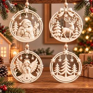 Peut inclure: Quatre décorations de Noël circulaires en bois avec des sculptures détaillées. L'une représente le Père Noël, une autre un renne, une troisième un ange aux ailes déployées et la dernière une forêt de sapins. Chaque ornement est orné d'étoiles.