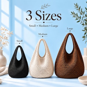 Puede incluir: Tres bolsos estilo hobo en tamaños pequeño, mediano y grande. El bolso pequeño es negro, el mediano es crema y el grande es marrón. Cada bolso cuenta con un asa integrada y una construcción de tejido texturizado. El texto dice 3 Sizes Small Medium Large.