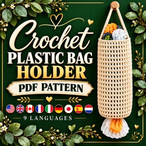 Könnte beinhalten: Ein beigefarbener Häkel-Plastiktütenhalter, der an einem Holzhaken hängt. Der Text lautet Crochet PLASTIC BAG HOLDER PDF PATTERN 9 LANGUAGES. Das Design zeigt einen zylindrischen Netzkorpus mit einer Öffnung unten zur Entnahme.
