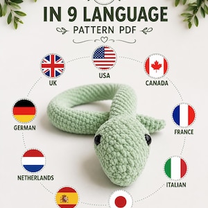 Può includere: Un serpente giocattolo all'uncinetto color verde chiaro con occhi neri. L'immagine presenta il testo IN 9 LANGUAGE PATTERN PDF e mostra nove bandiere nazionali circolari disposte in cerchio attorno al serpente, che rappresentano USA, Regno Unito, Canada, Francia, Italia, Giappone, Spagna, Paesi Bassi e Germania.