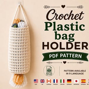 Puede incluir: Un soporte de ganchillo para bolsas de plástico de color crema con un asa para colgar y una abertura en la parte inferior. El texto dice: Crochet Plastic bag HOLDER PDF PATTERN. PATTERN AVAILABLE IN 9 LANGUAGE. Incluye iconos de EE. UU., Reino Unido, Canadá, Francia, Italia, Alemania, Japón, España y Países Bajos.