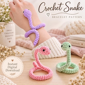 Könnte beinhalten: Ein violettes Häkel-Schlangenarmband um ein Handgelenk, dazu eine rosa und eine hellgrüne Häkel-Schlange, die aufrecht stehen. Der Text lautet Crochet Snake BRACELET PATTERN und Instant Digital Download.