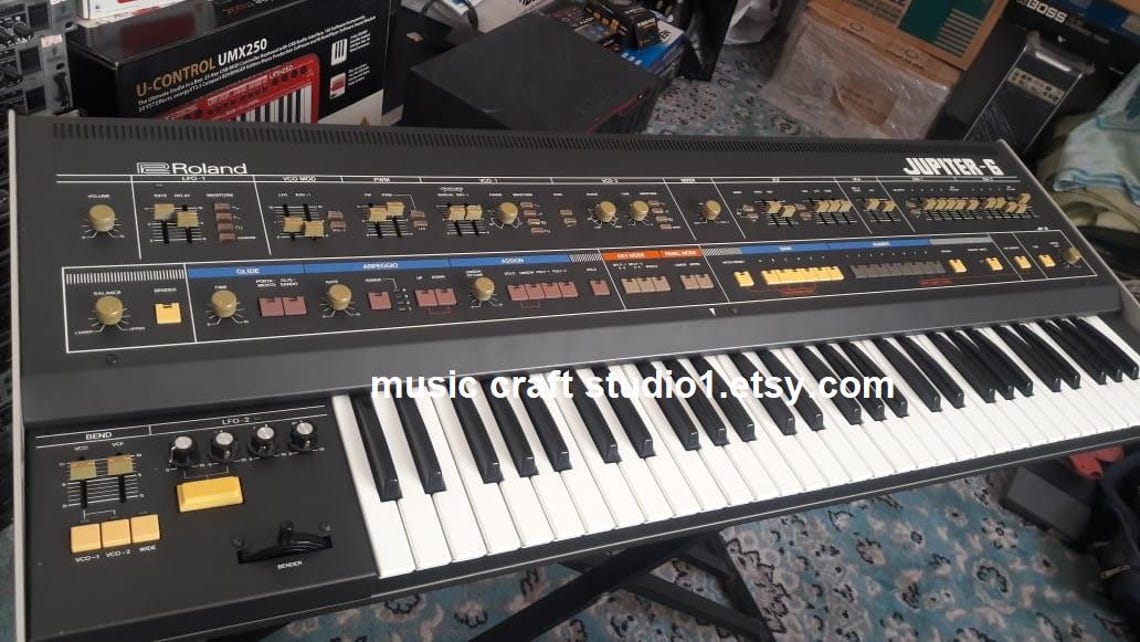 Roland Jupiter 6 Analog Synthesizer 1980s with Original Factory Box, foto 1 di 5