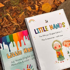 Könnte beinhalten: Zwei spiralgebundene Lernbücher mit dem Titel Little Hands. Ein Einband zeigt ein Regenbogen-Farbverlaufsmuster und ein Kind mit rosa Hijab. Der andere Einband zeigt einen Jungen und ein Mädchen mit dem Text The 29th juz' (English Edition).