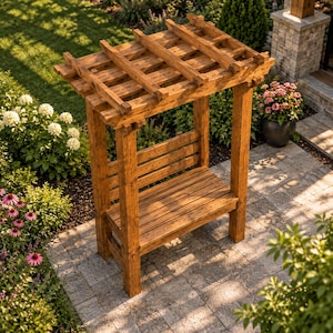 Puede incluir: Un banco de jardín de madera marrón con asiento y respaldo de listones, sostenido por cuatro postes verticales robustos que se extienden hacia arriba para formar una estructura de pérgola abierta con vigas horizontales en cuadrícula.