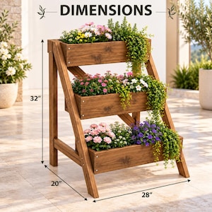 Op de afbeelding: Een houten plantenstandaard met drie niveaus en rechthoekige bakken gevuld met diverse kleurrijke bloemen en groen blad. De structuur heeft een schuin frame en meet 81,28 cm hoog, 50,8 cm diep en 71,12 cm breed.