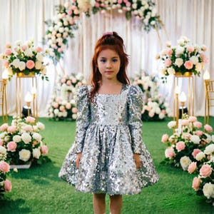 Vestido de daminha de honra prateado com lantejoulas, vestido de festa infantil brilhante de manga comprida, roupa de convidada de casamento estilo vintage com mangas bufantes, vestido para concurso de beleza e festas de fim de ano.